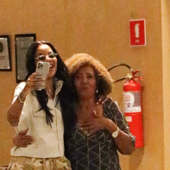 Ludmilla atendeu fã durante ida ao cinema com a mulher, Brunna Gonçalves