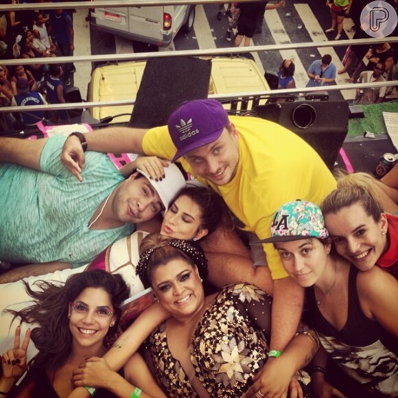 Em cima do trio, Fernanda Paes Leme se divertiu com os amigos no Bloco da Preta, em 2014