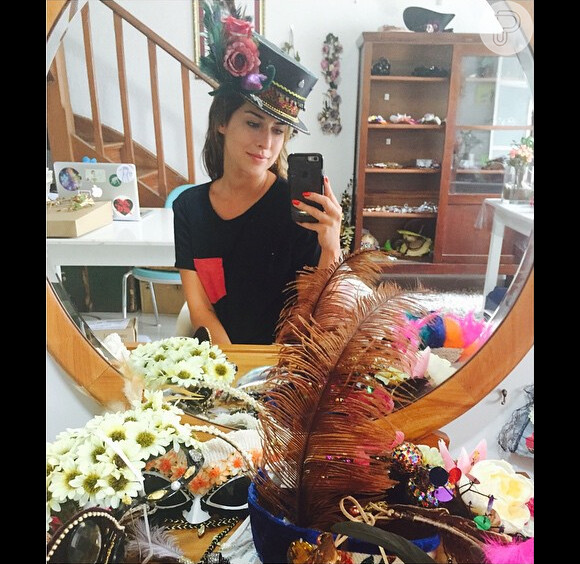 Fernanda Paes Leme veste adereços de fantasias de Carnaval: 'Enlouquecendo', escreveu ela na legenda de uma foto do Instagram, nesta sexta-feira, 30 de janeirom de 2015