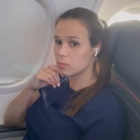 Vídeo de mulher que se recusou a ceder lugar em avião viraliza e ela vira nova estrela da web; conheça Jeniffer Castro!