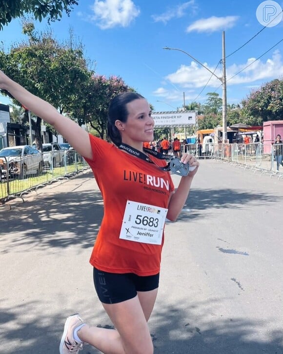 Jeniffer Castro costuma compartilhar fotos de viagens, festas e suas corridas, praticando atividade física