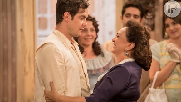 O emocionante encontro de Candinho e Anastácia em 'Êta Mundo Bom!' Candinho ( Sergio Guize ) e Anastácia ( Eliane Giardini ) se abraçam