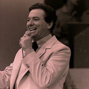 Raul Gil estreou seu programa em 1973 na Record, passou para a Tupi, SBT, TV Rio, Band e Manchete