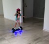 Zoe caiu enquanto andava de hoverboard