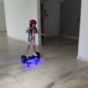 Zoe caiu enquanto andava de hoverboard