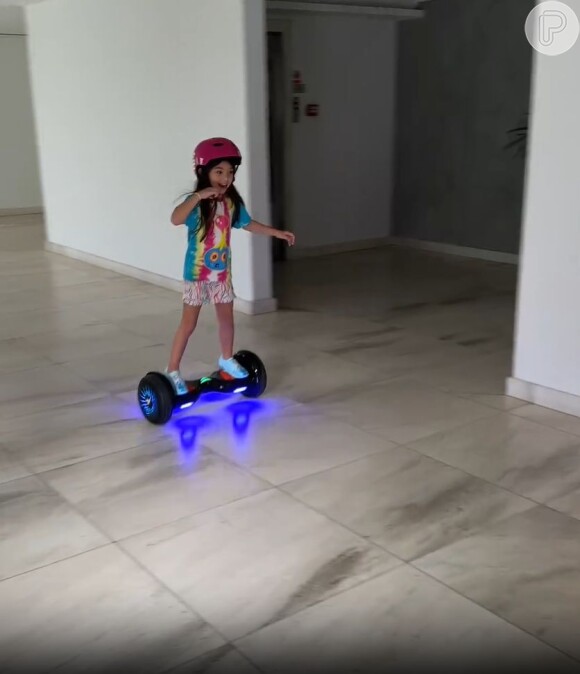 Zoe caiu enquanto andava de hoverboard