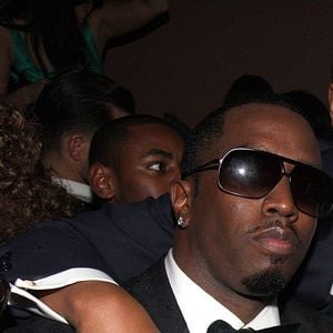 Jay-Z negou as acusações e acusou o advogado Tony Buzzbee de chantagem em uma declaração feita por meio de sua faixa na Roc Nation