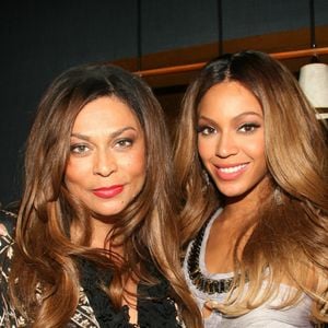 Tina Knowles agitou a web ao curtir publicação que compartilhava a notícia sobre Jay-Z, seu genro, ter sido acusado de estupro; depois, a empresária explicou ter sido hackeada