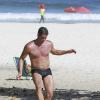 Márcio Garcia é flagrado jogando futevôlei na praia da Barra da Tijuca em 16 de março de 2013