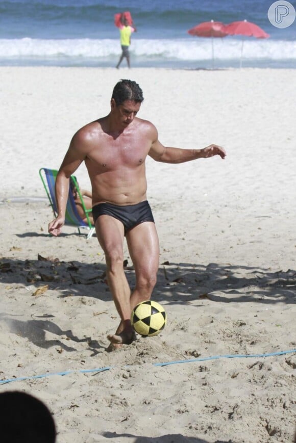 Márcio Garcia é flagrado jogando futevôlei na praia da Barra da Tijuca em 16 de março de 2013