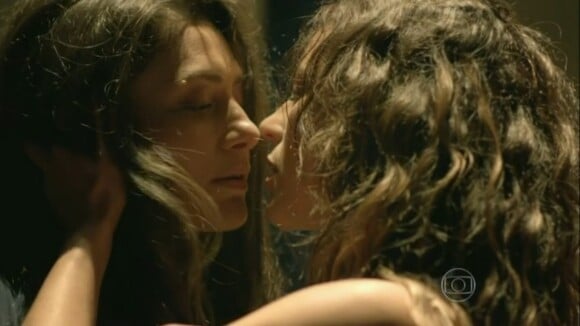 Cena de sexo entre Paolla Oliveira e Maria Fernanda Cândido é elogiada: 'Linda'