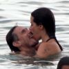 Enrique Diaz foi flagrado beijando a mulher, Mariana Lima, na última semana. As filhas do casal, Elena e Antonia, também estavam na praia