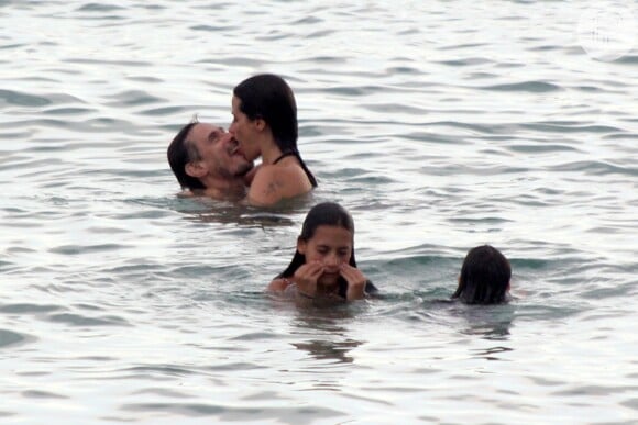 Enrique Diaz foi flagrado beijando a mulher, Mariana Lima, na última semana. As filhas do casal, Elena e Antonia, também estavam na praia