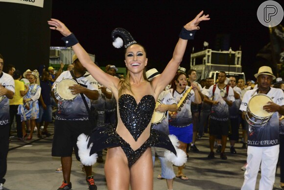 Carnaval 2015: Sabrina Sato exibe boa forma em ensaio técnico da Gaviões da Fiel