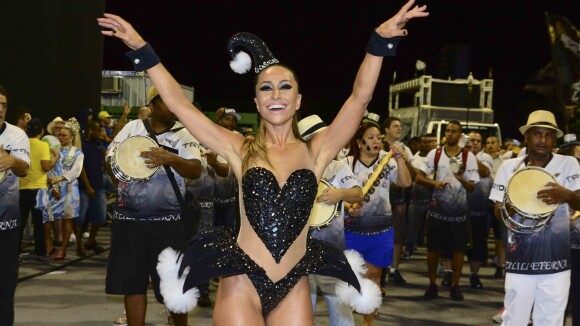 Carnaval 2015: Sabrina Sato exibe boa forma em ensaio da Gaviões da Fiel