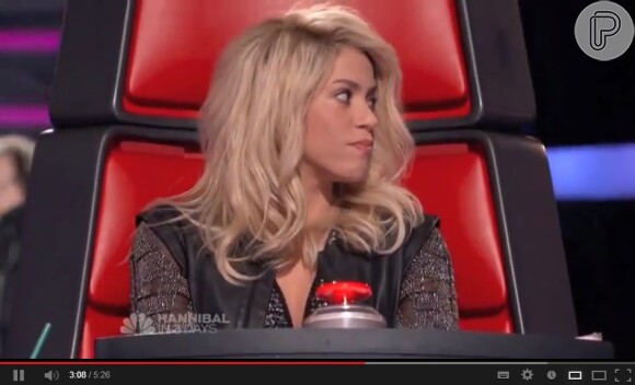 Shakira fica indecisa se vira a cadeira para Sam Alves