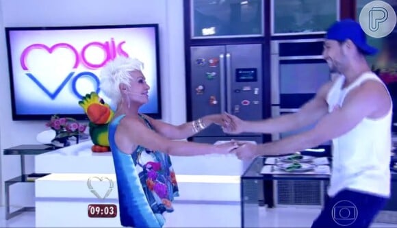 Ana Maria Braga dança com bailarino sarado no palco do programa 'Mais Você'