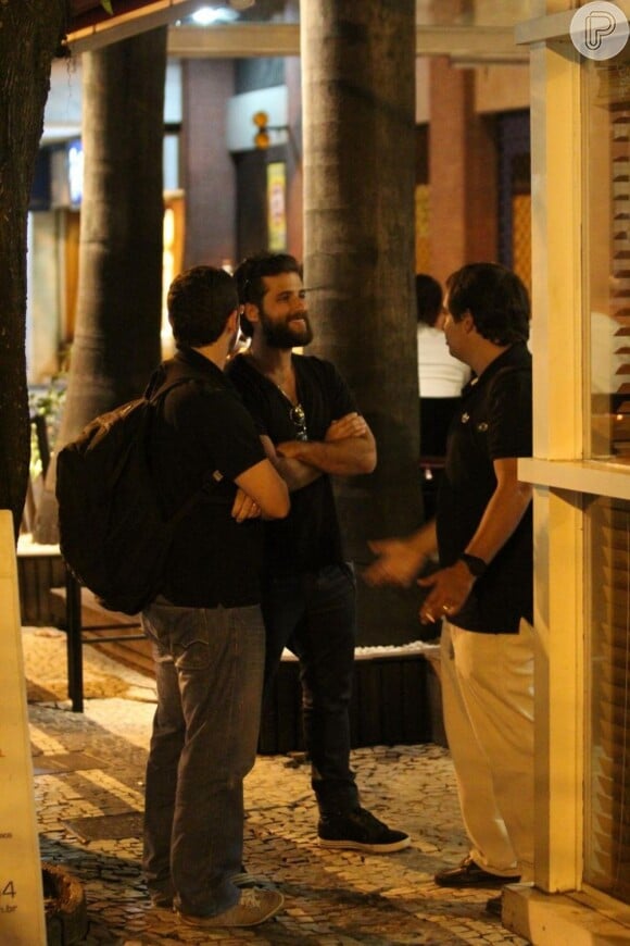 O ator foi clicado em momento de descontração com seus amigos no Leblon, Zona Sul do Rio, em outubro de 2012
