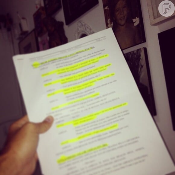 Em fevereiro, o ator postou uma foto do texto do roteiro de 'Joia Rara' na mão e algumas frases grifadas