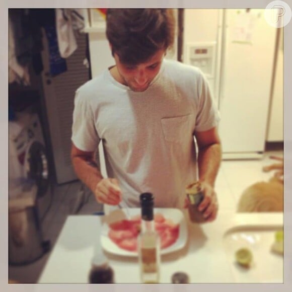 O ator mostra que também atua bem na cozinha na foto que postou em fevereiro de 2013