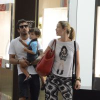 Luana Piovani curte passeio com Pedro Scooby e o filho, Dom, em shopping do Rio