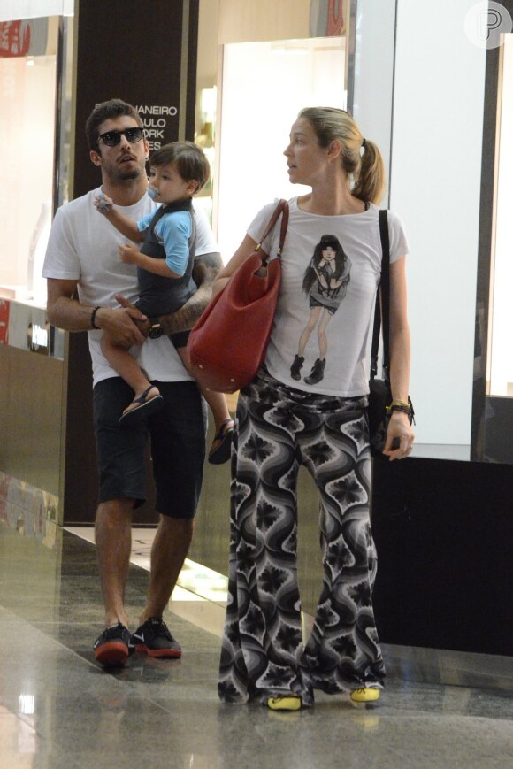 Luana Piovani curte passeio com Pedro Scooby e o filho, Dom, em shopping do Rio, nesta segunda-feira, 2 de fevereiro de 2015