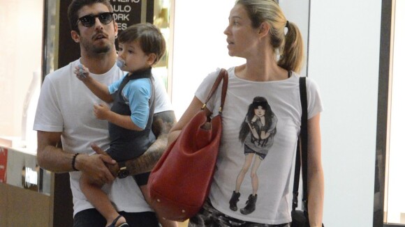 Luana Piovani curte passeio com Pedro Scooby e o filho, Dom, em shopping do Rio