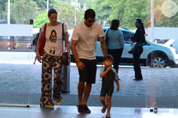 Dom, filho de Luana Piovani e Pedro Scooby, passeou no shopping ao lado dos pais
