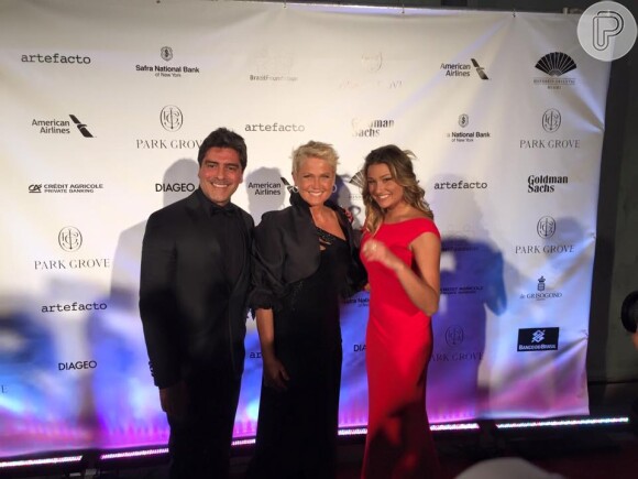 Xuxa foi acompanhada do namorado, Junno Andrade, e da filha, Sasha, ao Brazil Foundation, que aconteceu em Miami, nos Estados Unidos