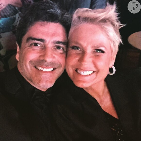 Xuxa adora tirar fotos e durante o evento de gala nos EUA, ela fez uma selfie com o namorado, Junno Andrade