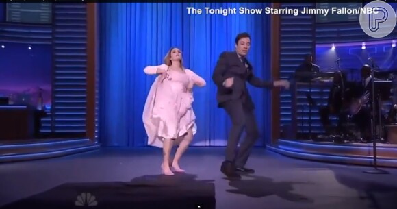 Drew Barrymore e Jimmy Fallon se empolgam ao dançar coreografia do filme 'Dirty Dancing'