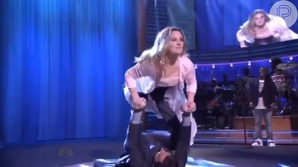 Drew Barrymore se equilibra em cima de Jimmy Fallon em coreografia do 'Dirty Dancing'