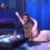 Drew Barrymore e Jimmy Fallon se jogam no chão em coreografia do 'Dirty Dancing'