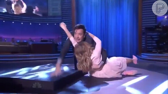 Drew Barrymore e Jimmy Fallon se jogam no chão em coreografia do 'Dirty Dancing'