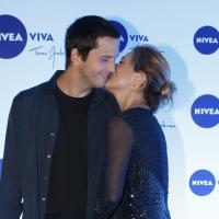 Adriana Esteves beija o marido, Vladimir Brichta, em show de Vanessa da Mata
