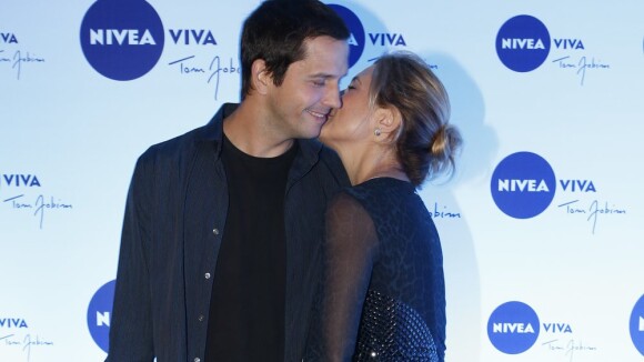 Adriana Esteves beija o marido, Vladimir Brichta, em show de Vanessa da Mata