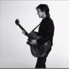 Paul McCartney toca violão no clipe da música 'FourFiveSeconds'