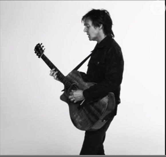 Paul McCartney toca violão no clipe da música 'FourFiveSeconds'