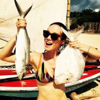 Mariana Ximenes posta foto de biquíni e segurando peixes:'Acabou de sair do mar'