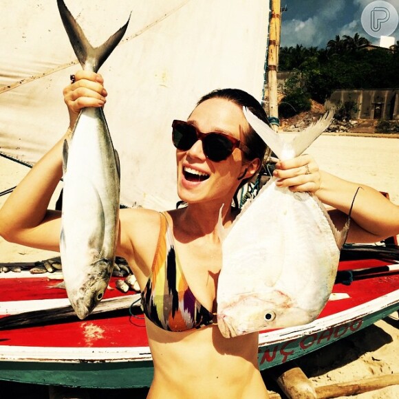 Mariana Ximenes posta foto de biquíni no Instagram e segurando dois peixes: 'Acabou de sair do mar', escreveu ela na legenda da foto publicada nesta terça-feira, 3 de fevereiro de 2015