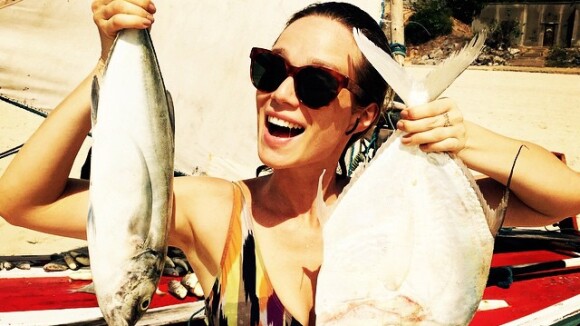 Mariana Ximenes posta foto de biquíni e segurando peixes:'Acabou de sair do mar'