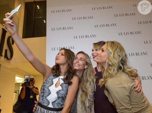 Bruna Marquezine, Flávia Alessandra, Mariana Ximenes e Mariana Weickert fazem selfie durante evento