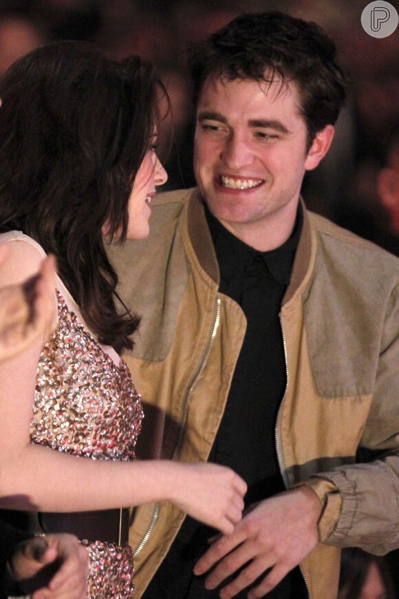 Kristen Stewart e Robert Pattinson foram jantar e depois para um bar nesta terça-feira, 9 de abril de 2013