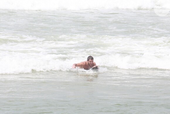 Klebber Toledo, da novela 'Império', surfa em praia no Rio de Janeiro, nesta quarta-feira, 4 de fevereiro de 2015
