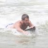 Klebber Toledo aproveita dia para surfar no Rio