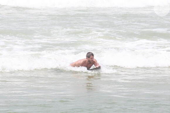 Klebber Toledo, da novela 'Império', surfa em praia no Rio de Janeiro