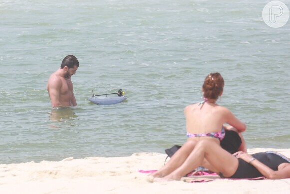 Klebber Toledo, da novela 'Império', toma banho de mar em praia do Rio