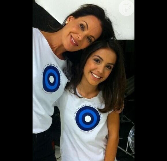 Carolina Ferraz publica foto com a filha, Valentina, participando de campanha contra o câncer de mama, nesta quarta-feira, 10 de abril de 2013