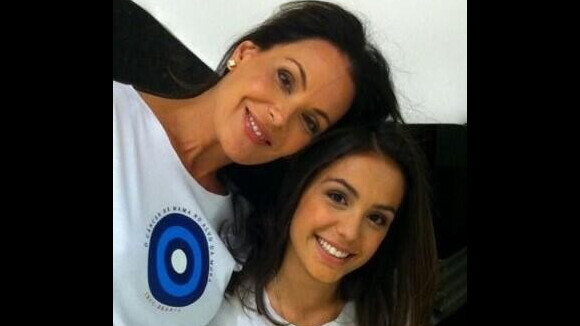 Carolina Ferraz posta foto de campanha com a filha adolescente, Valentina