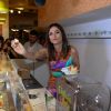Maria Casadevall se diverte com os vendedores da loja e oferece sorvete